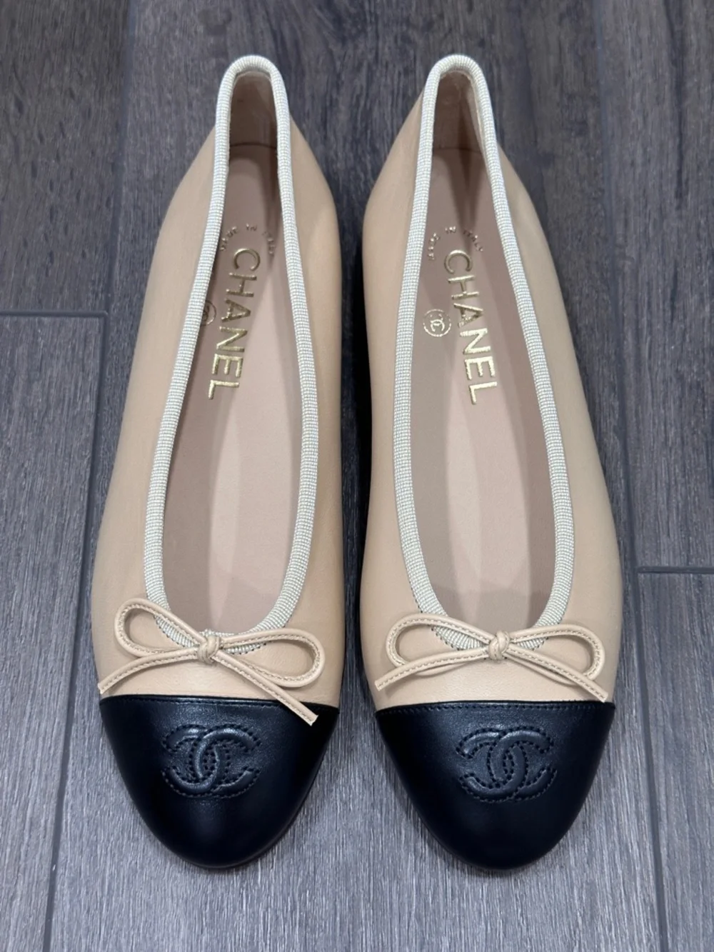 CHANEL CLASSIC CC LOGO BEIGE & BLACK CAPTOE LEATHER BALLET FLATS Size 37.5 NEW - Picture 6 of 16